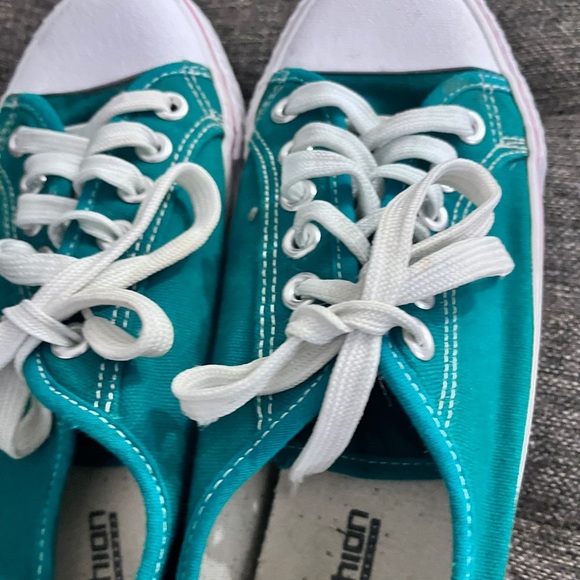 Stylish Dark Green Canvas Sneakers – Size 9 (US) / 43 (EU) - Picture 7 of 14
